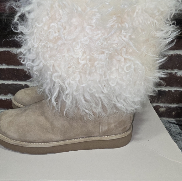 UGG Women Boots - Picture 3 of 6